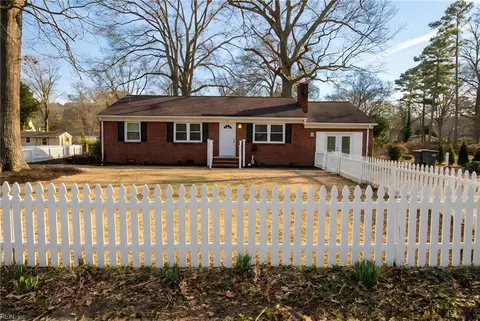 207 Falcon Rd, Yorktown, VA 23690