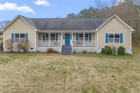 10095 Ivor Rd, Wakefield, VA 23888