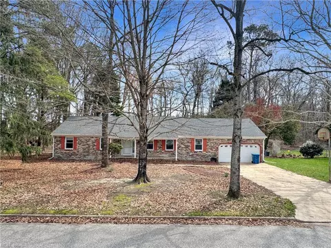 11 Dorothy Dr, Poquoson, VA 23662