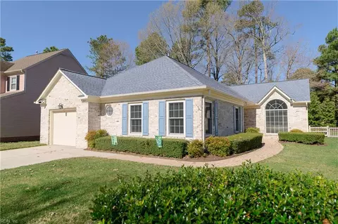 957 Heathland Dr, Newport News, VA 23602