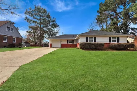 135 Raymond Dr, Hampton, VA 23666