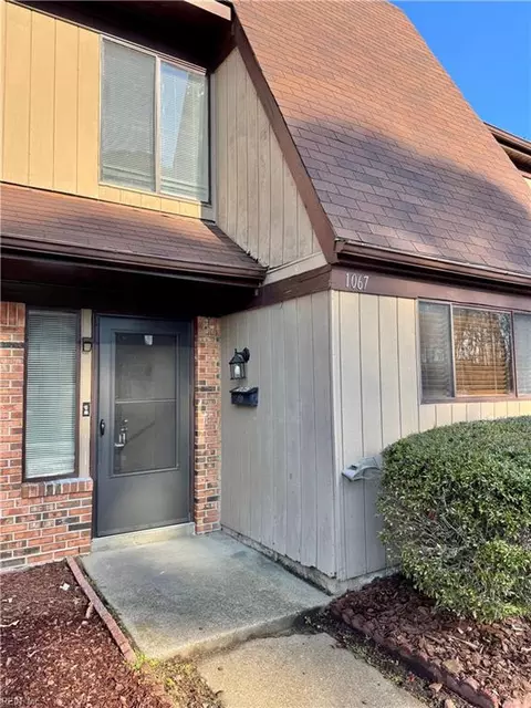 1067 Willow Green Dr, Newport News, VA 23602