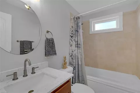 Bath - 27 Rileys Way, Hampton, VA 23664 photo 4 of 8
