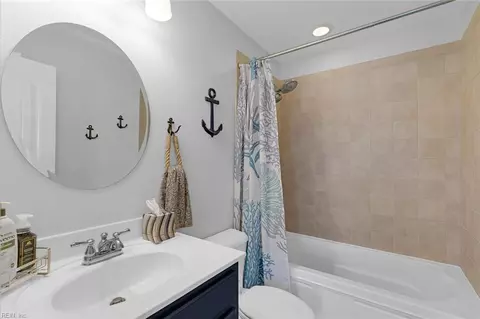 Bath - 27 Rileys Way, Hampton, VA 23664 photo 6 of 8