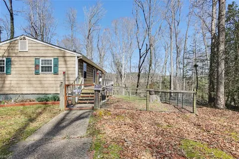 9937 Bacons Ln, Gloucester, VA 23061