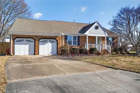 2000 Mozart Cir, Virginia Beach, VA 23454