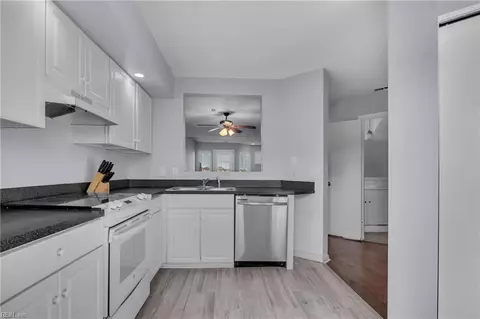 Kitchen - 71 Waters Edge Cir, Hampton, VA 23669 photo 2 of 2
