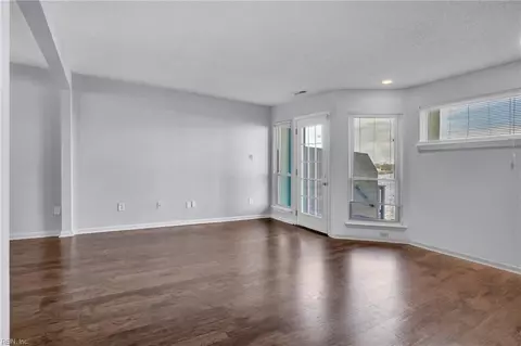 Living - 71 Waters Edge Cir, Hampton, VA 23669 photo 3 of 4