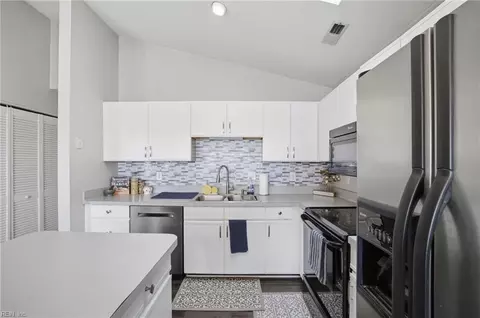 Kitchen - 246 Dockside Dr #C, Hampton, VA 23669 photo 2 of 3