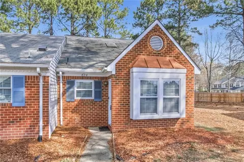 624 Hollomon Dr, Hampton, VA 23666