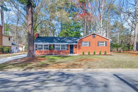4 Dundee Rd, Hampton, VA 23669