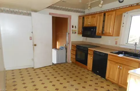 207 Swartmore Dr, Hampton, VA 23666 photo 8