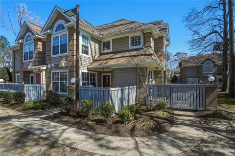 333 Gainsborough Sq, Chesapeake, VA 23320