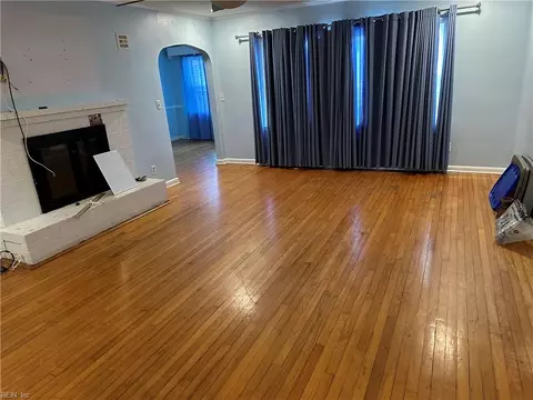 Living - 89 Snug Harbor Dr, Hampton, VA 23661 photo 2 of 3