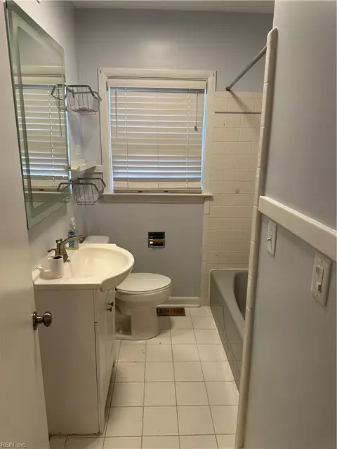Bath - 89 Snug Harbor Dr, Hampton, VA 23661 photo 1 of 2