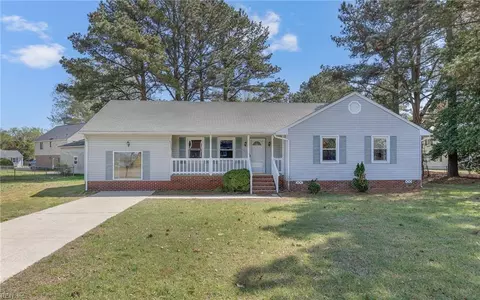 402 Jefferson Dr, Smithfield, VA 23430