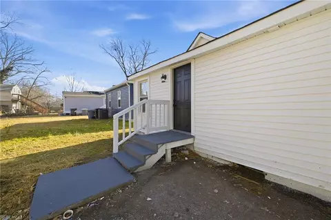Exterior - 628 Celey St, Hampton, VA 23661 photo 3 of 4