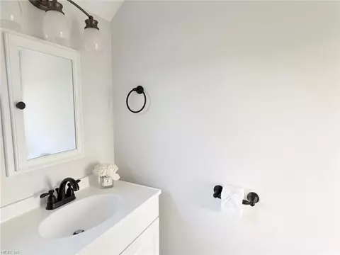 Bath - 1008 Rowe St, Hampton, VA 23669 photo 1 of 7