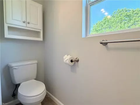 Bath - 1008 Rowe St, Hampton, VA 23669 photo 4 of 7