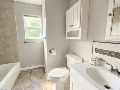 Bath - 1008 Rowe St, Hampton, VA 23669 photo 5 of 7