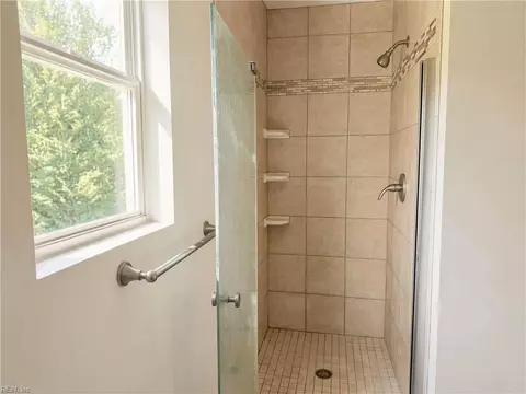 Bath - 1008 Rowe St, Hampton, VA 23669 photo 3 of 7