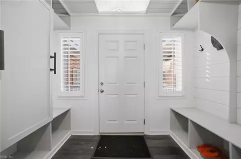 Entry Way - 14 Eagle Point Rd, Hampton, VA 23669 photo 1 of 3