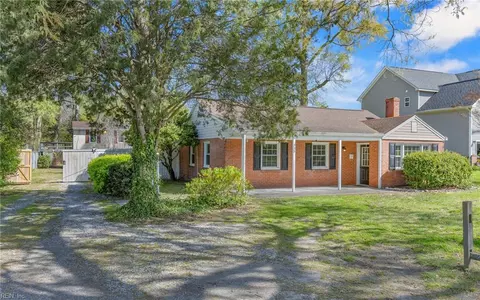 325 Fox Hill Rd, Hampton, VA 23669