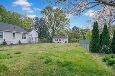 8 Magnolia Pl, Hampton, VA 23669