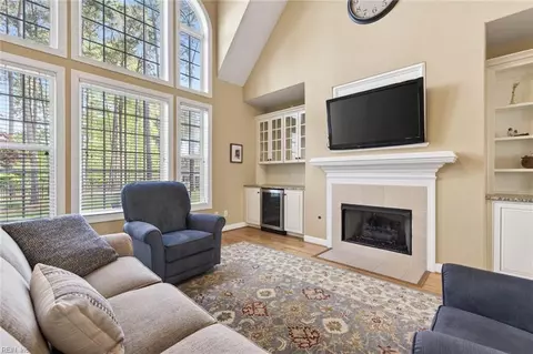 Living - 709 Bristol St, Smithfield, VA 23430 photo 2 of 3