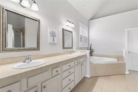 Bath - 709 Bristol St, Smithfield, VA 23430 photo 2 of 5