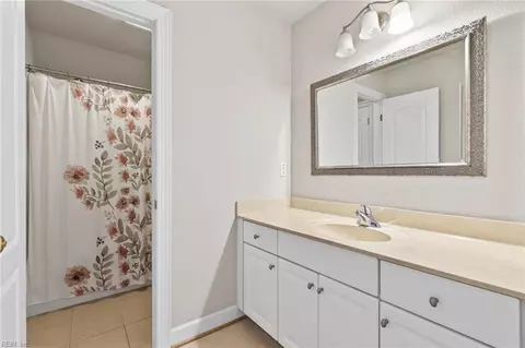 Bath - 709 Bristol St, Smithfield, VA 23430 photo 4 of 5