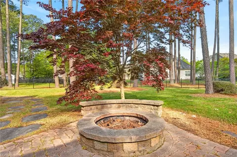 Exterior - 709 Bristol St, Smithfield, VA 23430 photo 5 of 10