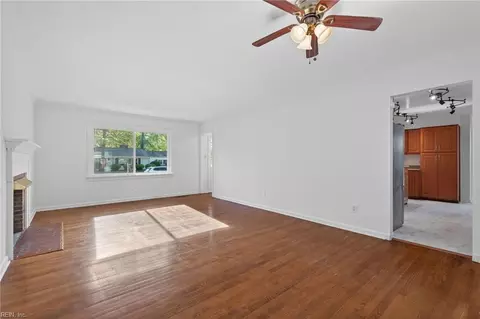 Living - 509 Timberneck Ct, Hampton, VA 23663 photo 5 of 7