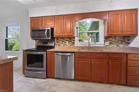 Kitchen - 509 Timberneck Ct, Hampton, VA 23663 photo 2 of 3