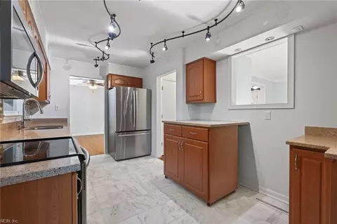 Kitchen - 509 Timberneck Ct, Hampton, VA 23663 photo 3 of 3