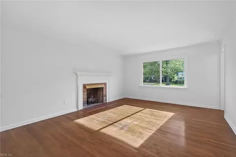 Living - 509 Timberneck Ct, Hampton, VA 23663 photo 3 of 7