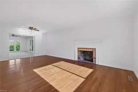 Living - 509 Timberneck Ct, Hampton, VA 23663 photo 2 of 7