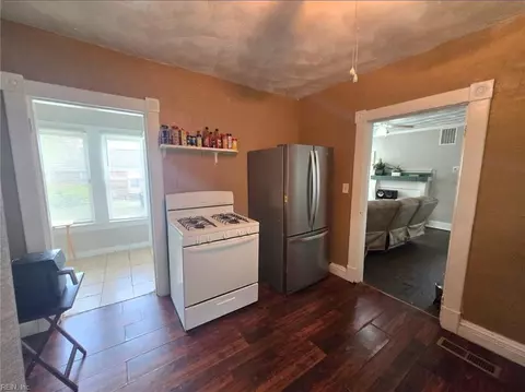 Entry Way - 1012 Watson St, Norfolk, VA 23523 photo 3 of 5