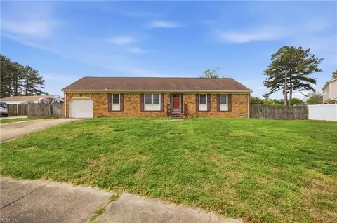 704 Sandlewood Ln, Chesapeake, VA 23322