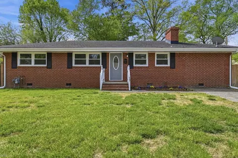 13 Boxwood Ln, Newport News, VA 23602