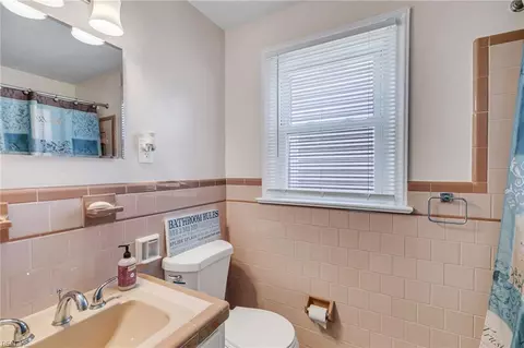 Bath - 124 Cambridge Pl, Hampton, VA 23669 photo 3 of 3
