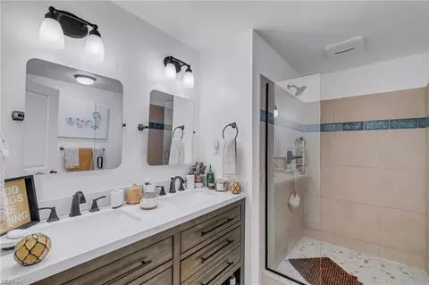 Bath - 124 Cambridge Pl, Hampton, VA 23669 photo 1 of 3