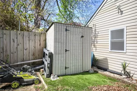 Exterior - 124 Cambridge Pl, Hampton, VA 23669 photo 5 of 7