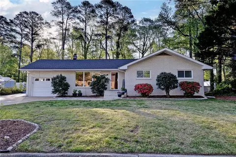 6 Hansom Dr, Poquoson, VA 23662