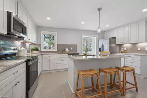 12 Colonial Pl, Newport News, VA 23601