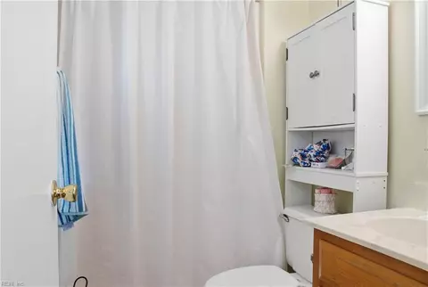 Bath - 50 Sandy Lake Dr, Hampton, VA 23666 photo 3 of 4