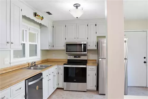 Kitchen - 50 Sandy Lake Dr, Hampton, VA 23666 photo 3 of 4