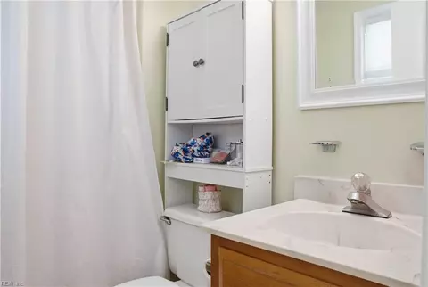 Bath - 50 Sandy Lake Dr, Hampton, VA 23666 photo 4 of 4