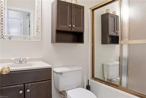 Bath - 50 Sandy Lake Dr, Hampton, VA 23666 photo 2 of 4