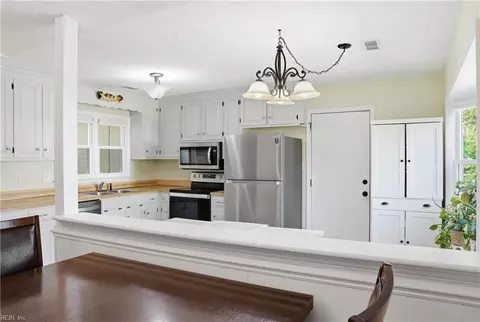 Kitchen - 50 Sandy Lake Dr, Hampton, VA 23666 photo 4 of 4